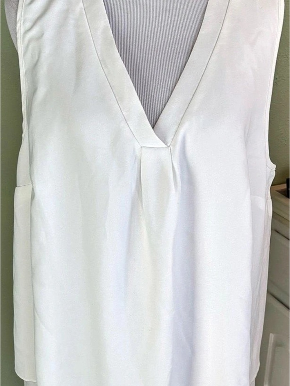 Emery Rose V-Neck Sleeveless Blouse in White XL NWT